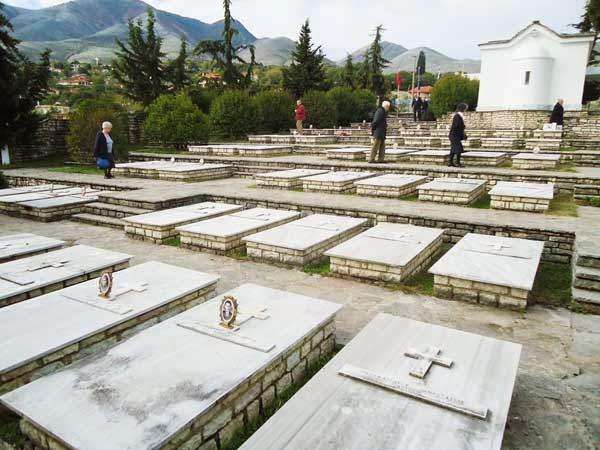 Αποτέλεσμα εικόνας για βουλιαράτες νεκροταφείο ελλήνων στρατιωτών