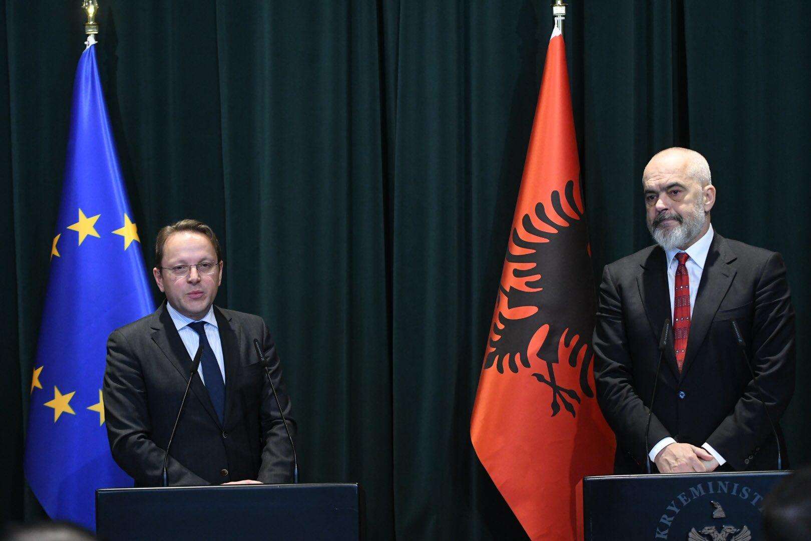 Επίτροπος Κομισιόν αποφεύγει να απαντήσει ερώτηση για παραβίαση περιουσιών της Ελληνικής Μειονότητας από την Αλβανία