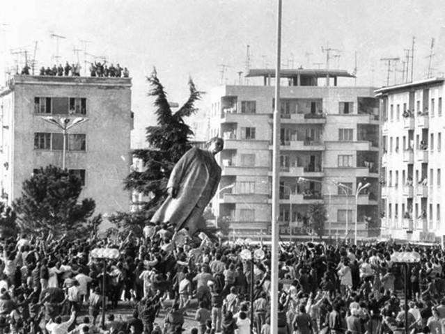 20 Φεβρουαρίου 1991: Φοιτητές γκρεμίζουν το άγαλμα του Χότζα στα Τίρανα