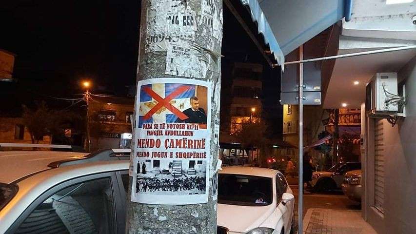 Αφίσες κατά της υποψηφιότητας του Βαγγέλη Ντούλε και της σημαίας της Βορείου Ηπείρου στα Τίρανα