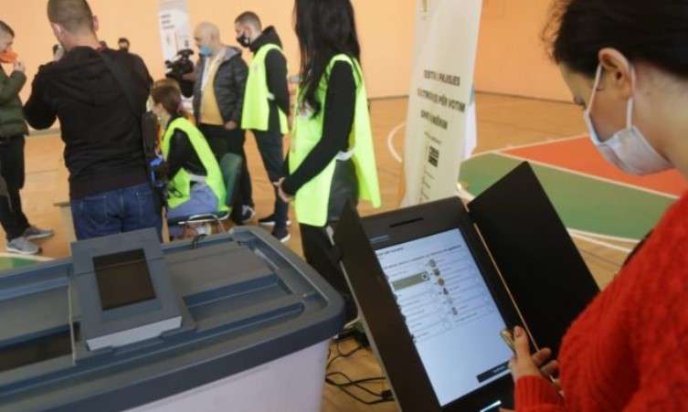 Περιττά ψηφοδέλτια βρέθηκαν στις κάλπες εκλογικού κέντρου στα Τιρανα