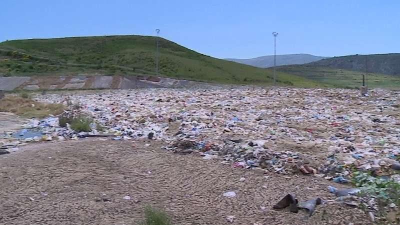 Σε άθλια κατάσταση η χωματερή Χιμάρας - σκουπίδια στα ρυάκια