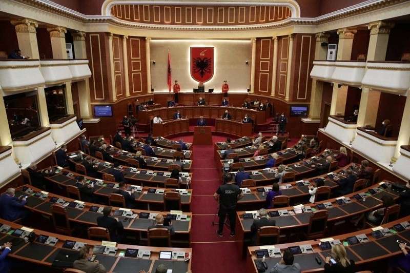 Νέος κανονισμός στο αλβανικό Κοινοβούλιο φέρνει τη φίμωση των ΜΜΕ