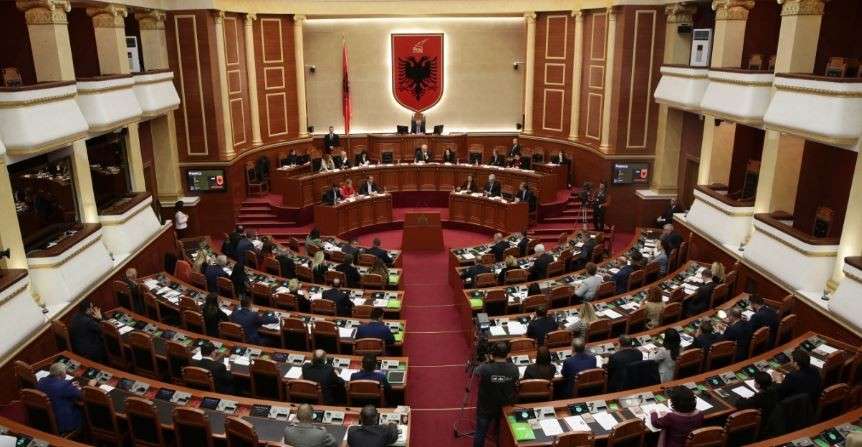 Το αλβανικό Κοινοβούλιο υπερψήφισε την αποπομπή Μέτα