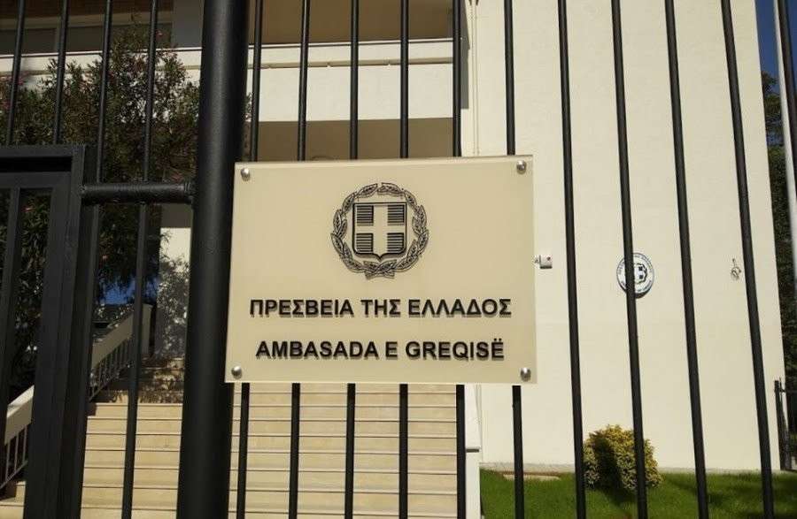 Αγανακτισμένοι Αλβανοί πολίτες ζητούν το άνοιγμα της Ελληνικής Πρεσβείας