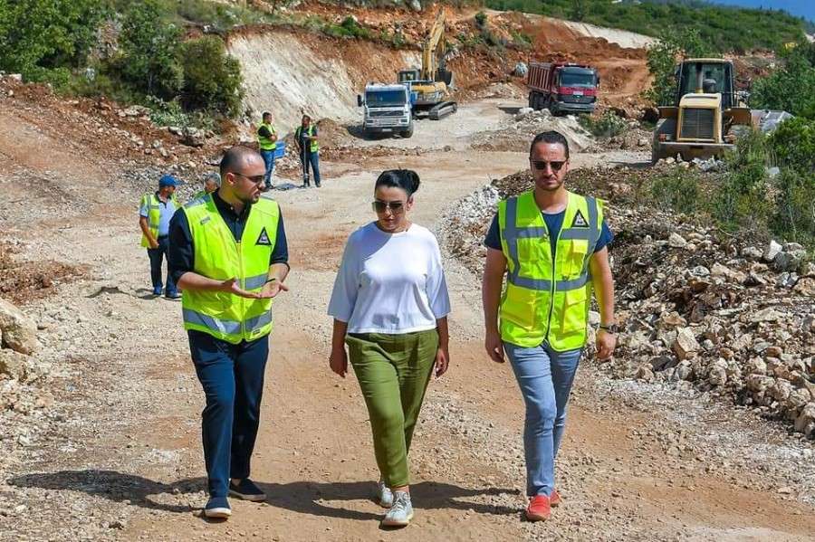 Ενθουσιασμένη η υπουργός του Ράμα για το δρόμο που καταπατά Παλάσα και Δρυμάδες