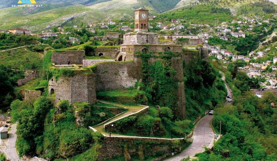 Η αλβανική κυβέρνηση συνεχίζει να παραβλέπει τη σύσταση της UNESCO για το Αργυρόκαστρο