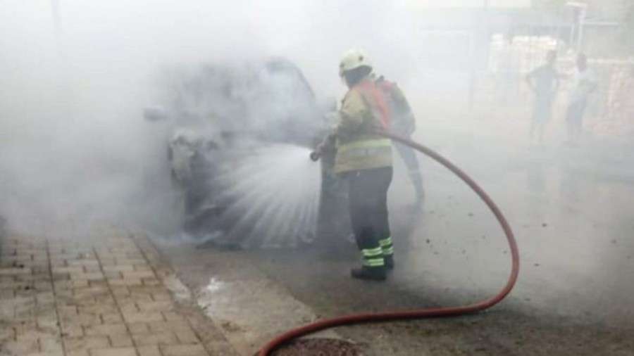 Πολυτελές αυτοκίνητο στην Χιμάρα τυλίχτηκε στις φλόγες