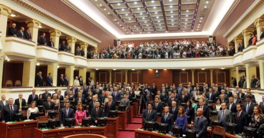 Ποια είναι η αμοιβή των βουλευτών στο Κοινοβούλιο της Αλβανίας;