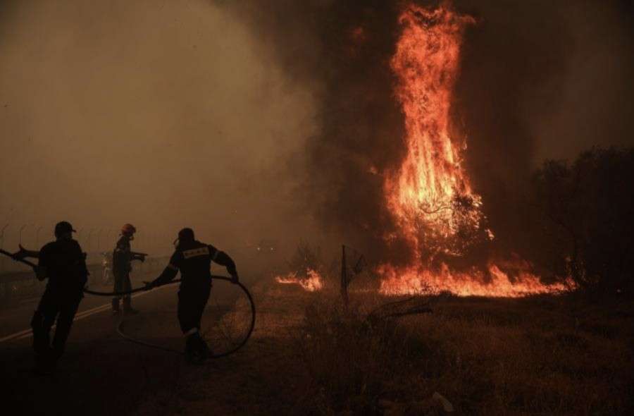 Κρίσιμες ώρες για την Ελλάδα - Δεκάδες τα μέτωπα της φωτιάς