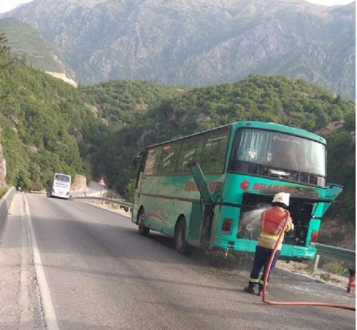 Φωτιά σε λεωφορείο στον οδικό άξονα Χιμάρας - Αγ. Σαράντα
