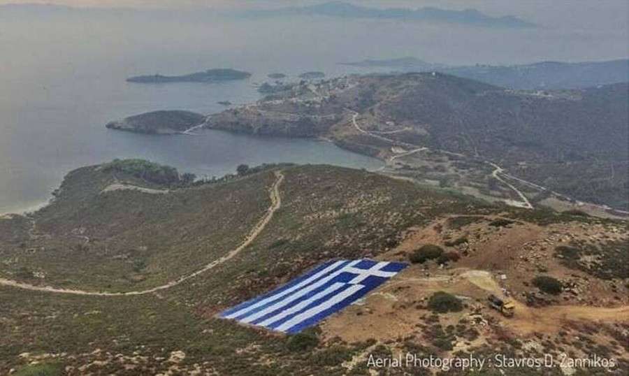 Με μια τεράστια ελληνική σημαία απάντησαν οι Οινούσσες στον Χουλουσί Ακάρ