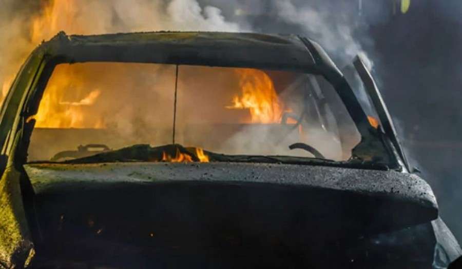 Στις φλόγες τυλίχτηκε σταθμευμένο όχημα στην Κορυτσά