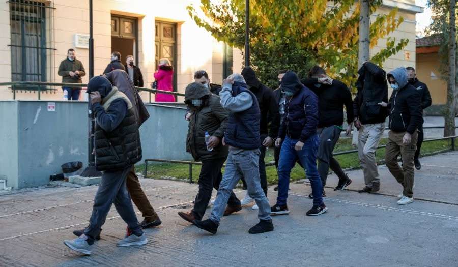 Παράνομες ελληνοποιήσεις με εμπλοκή αστυνομικών και κέρδη 5 εκατ. ευρώ