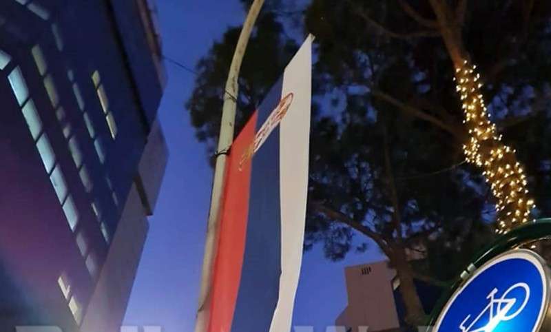 Αλβανός σκίζει σερβική σημαία στη διαμαρτυρία κατά του Βούτσιτς (βίντεο)