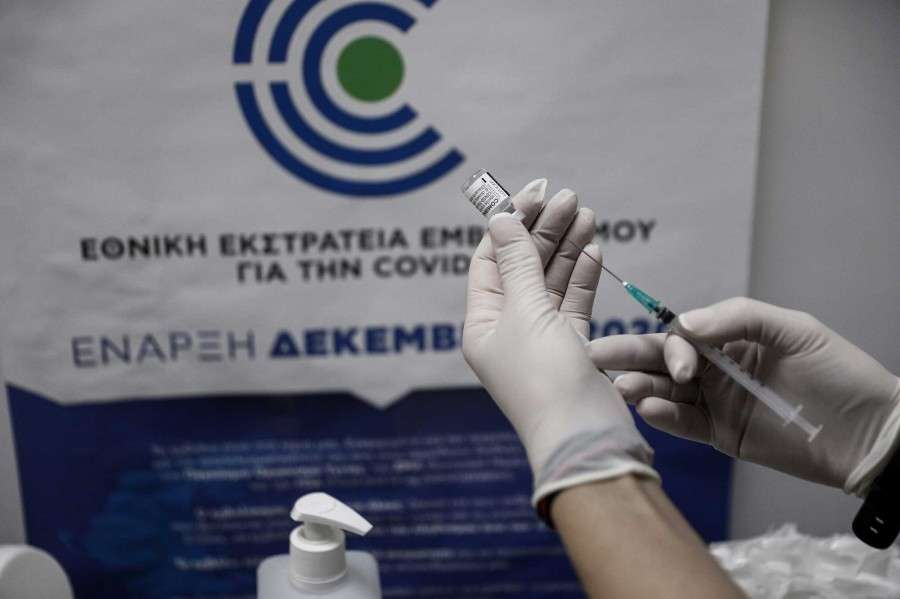 Ελλάδα: Αναμένονται αλλαγές στην υποχρεώτικοτητα του εμβολιασμού κατά του COVID-19