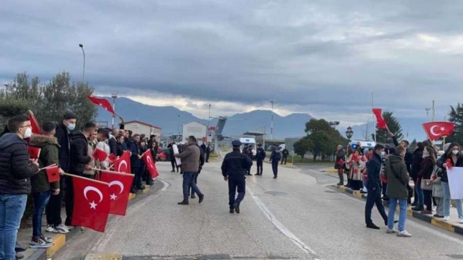 Με τουρκικές σημαίες στα χέρια υποδέχτηκαν τον Ερντογάν νεαροί Αλβανοί