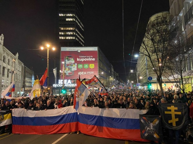 Μεγάλη διαδήλωση υπέρ του Πούτιν στην Σερβία (βίντεο)