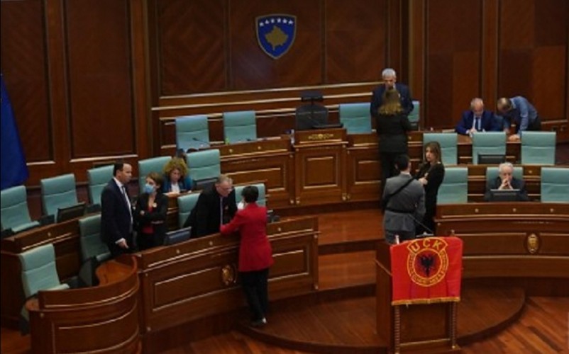 To έμβλημα του UCK στο Κοινοβούλιο του Κοσσυφοπεδίου