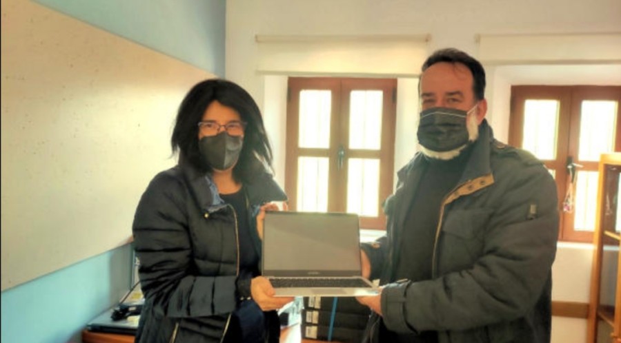 Παράδοση φορητών υπολογιστών στον «Όμηρο» Χιμάρας από την Σύμβουλο της Ελλ. Πρεσβείας στα Τίρανα