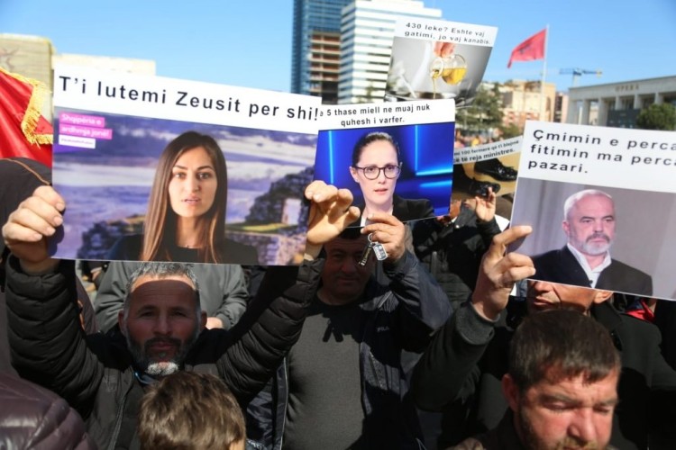Αλβανία: Οι πολίτες χλευάζουν  υπουργούς του «μονάρχη» Ράμα