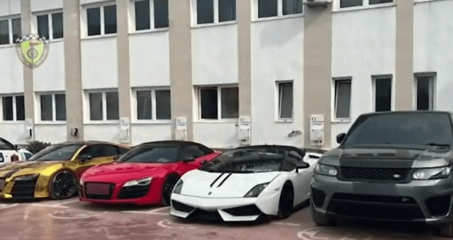 Η Τροχαία εμπόδισε 16 πολυτελή αυτοκίνητα στα Τίρανα (βίντεο)