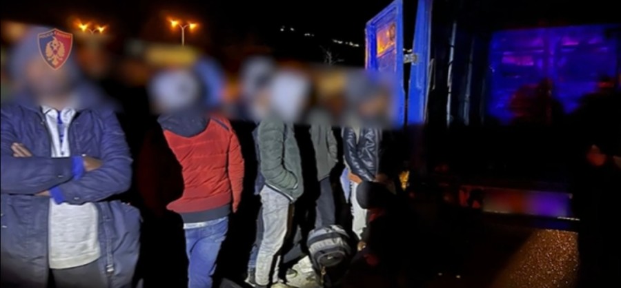 Σύλληψη Κοσοβάρου στη Δερβιτσάνη που μετέφερε 64 λαθρομετανάστες