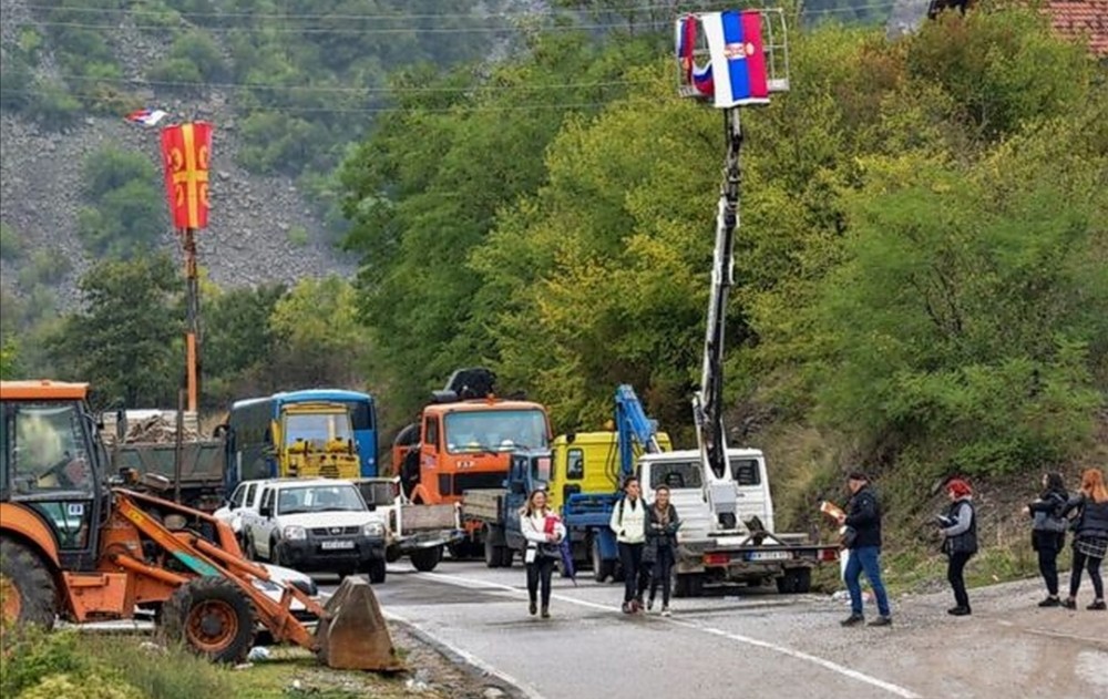 Σέρβοι και Κοσοβάροι θα συνεχίσουν τις μετακινήσεις με αυτοκόλλητα πινακίδων