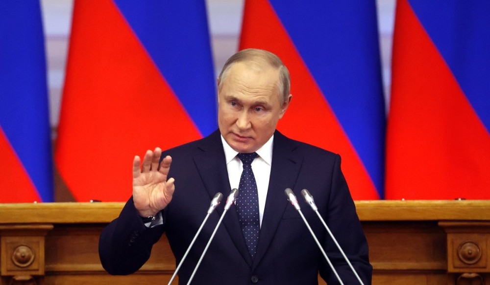 Ο Πούτιν συζητάει τη σύνδεση του ρουβλίου με τον χρυσό