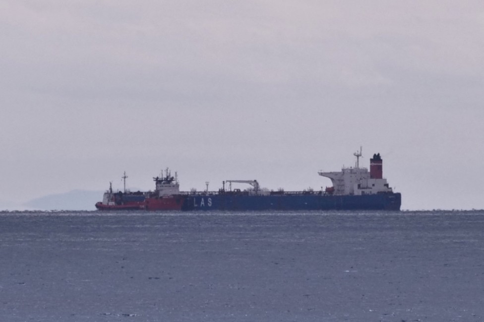 Συνεχίζει να κρατείται στα ελληνικά ύδατα το ρωσικό πετρελαιοφόρο Lana