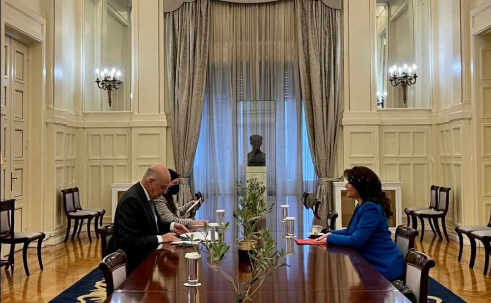 Συνάντηση Δένδια με την Αλβανίδα Πρέσβη στην Αθήνα