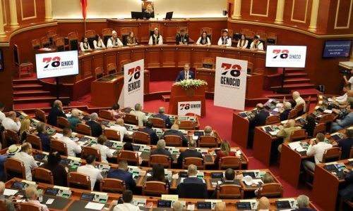 Ρητορική μίσους και συνθήματα για «γενοκτονία τσάμηδων» στο Αλβανικό Κοινοβούλιο