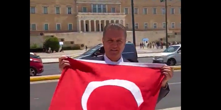 Τούρκος πολιτικός ξεδίπλωσε τουρκική σημαία μπροστά από την Βουλή των Ελλήνων