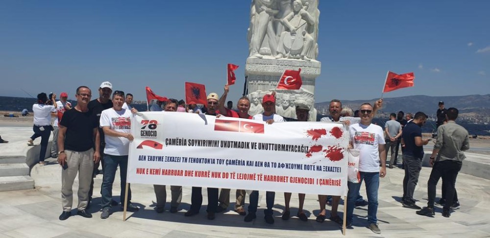 Διαμαρτυρία στο ελληνικό προξενείο στη Σμύρνη υπέρ της «γενοκτονίας» των Τσάμηδων