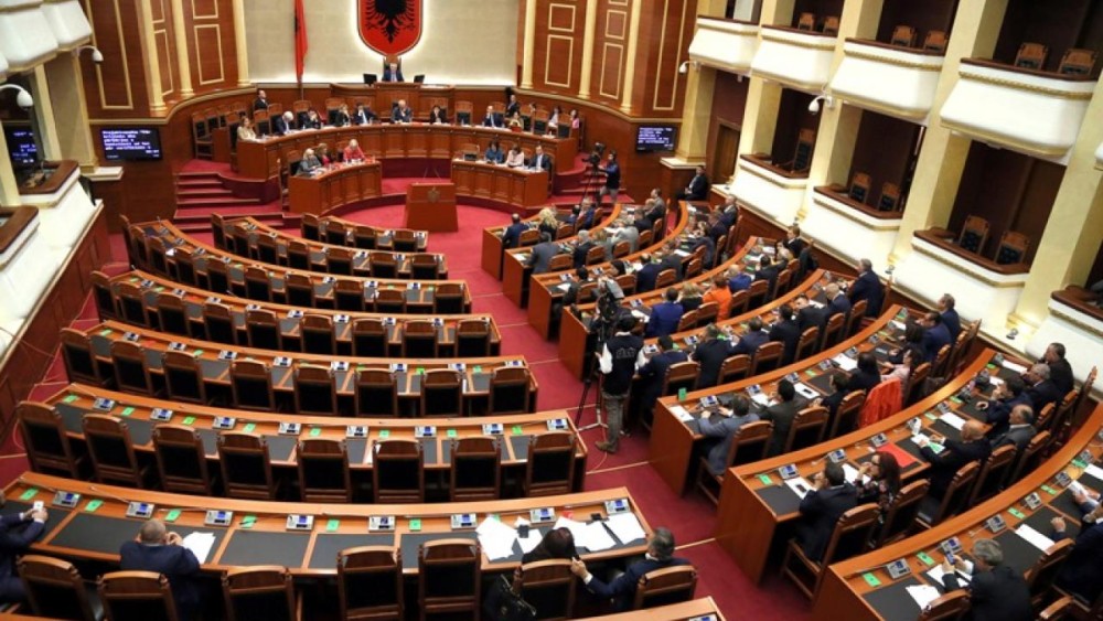 Πέρασε από το αλβανικό κοινοβούλιο το ψήφισμα για αναγνώριση γενοκτονίας της Σρεμπρένιτσα