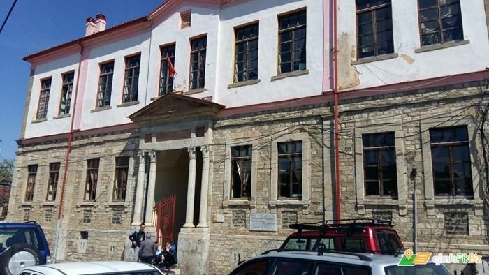 Το πρώτο αλβανικό σχολείο και τα θαύματα της Κορυτσάς