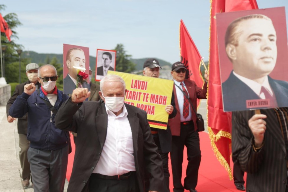 Ύμνοι προς τον δικτάτορα της Αλβανίας Ενβερ Χοτζα σε εκδήλωση του Δήμου Αγίων Σαράντα