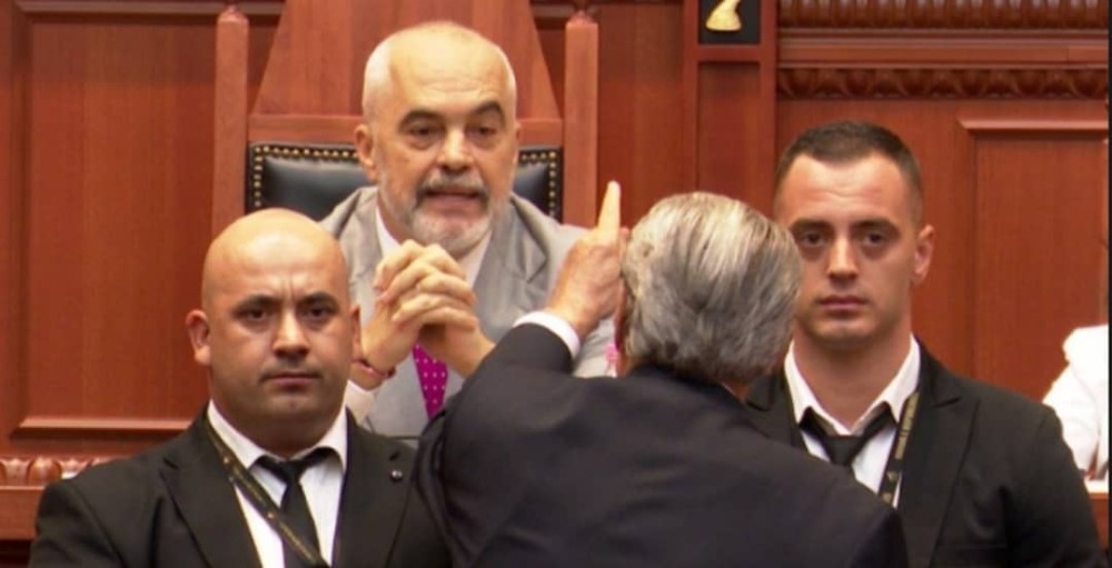 Σύγκρουση Ράμα - Μπερίσα στην αλβανική βουλή