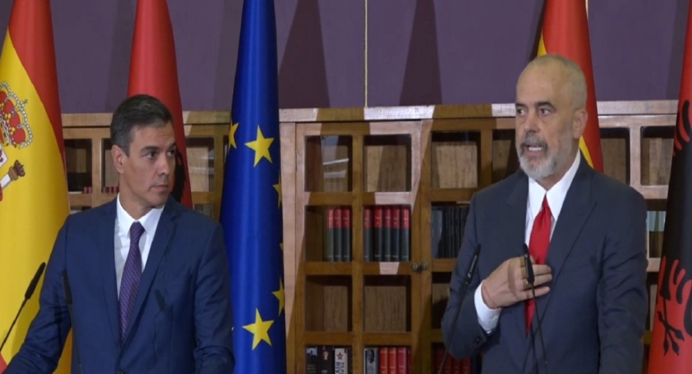 Sanchez: Το Κόσοβο μας χωρίζει από την Αλβανία