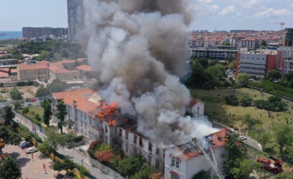 Το ιστορικό Νοσοκομείο «Βαλουκλή» στην Κωνσταντινούπολη που τύλιξαν οι φλόγες