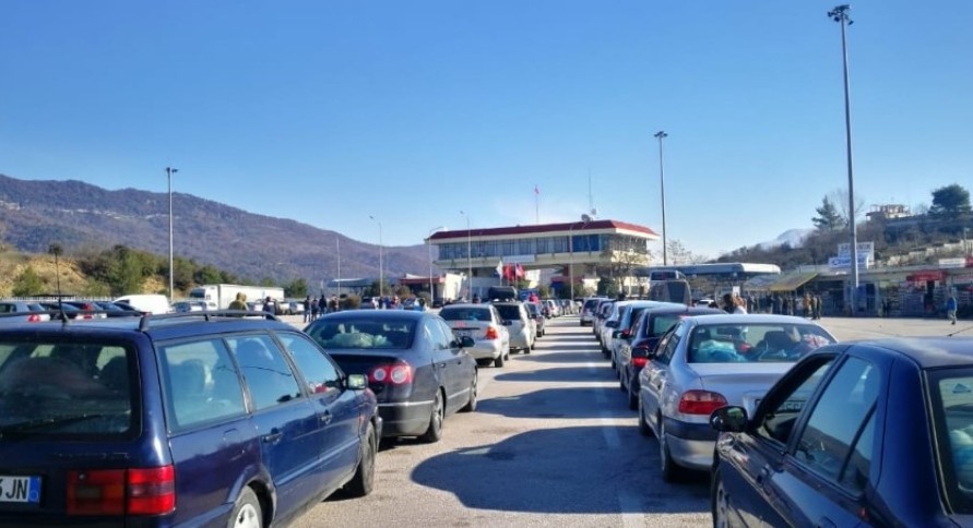 Τεράστιες ουρές στα ελληνοαλβανικά σύνορα - 90000 εισήλθαν στην Αλβανία