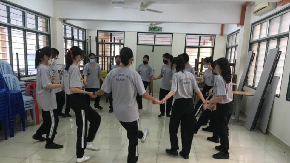 Ελληνοπούλα στη Μαλαισία μαθαίνει στους συμμαθητές της να χορεύουν «Ζορμπά»