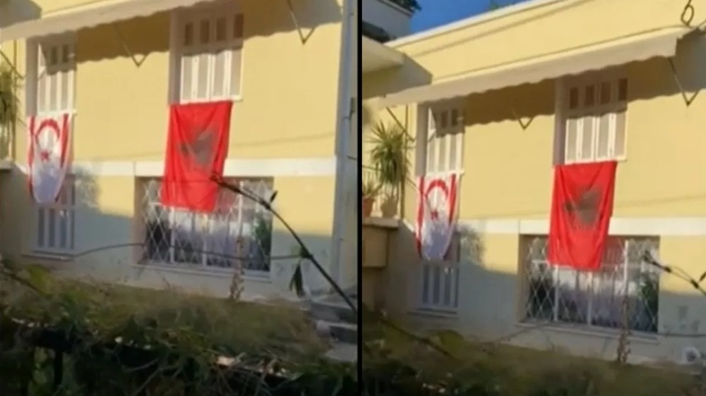 Σημαία της Αλβανίας και του ψευδοκράτους σε σπίτι στου Παπάγου