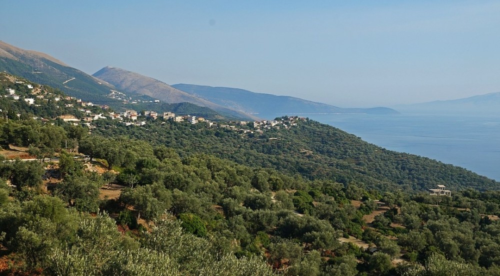 Επιστρέφοντας από την Ελλάδα, ανακαλύπτει ότι ο γείτονάς του έχει καταλάβει την περιουσία του
