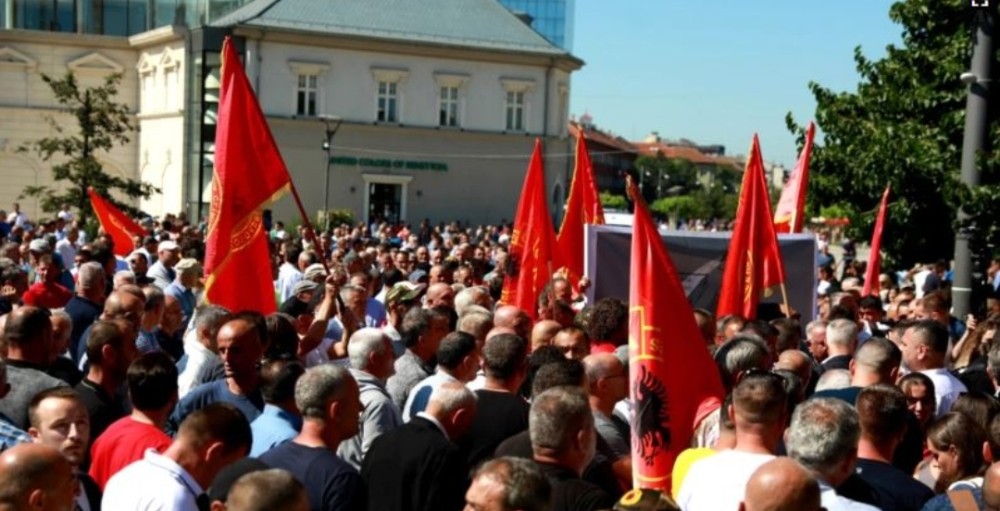Μάχη για να θεσπιστεί ένας μισθός διαβίωσης δίνουν Αλβανοί πολίτες