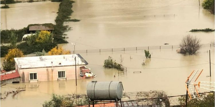 Δύο άνδρες έχασαν τη ζωή τους από τις καταστροφικές πλημμύρες στην Αλβανία