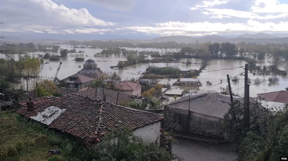 Εκατοντάδες στρέμματα κάτω από το νερό στην Αλβανία - 39 οικογένειες έχουν εκκενώσει τα σπίτια τους