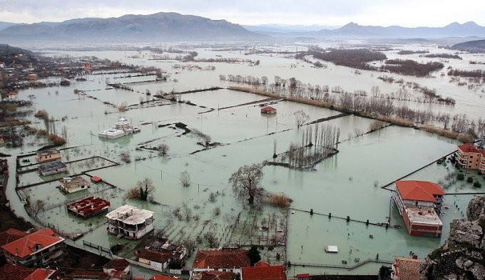 permbytje Έντονες βροχοπτώσεις πλημμυρίζουν εκ νέου μεγάλες εκτάσεις στην Αλβανία