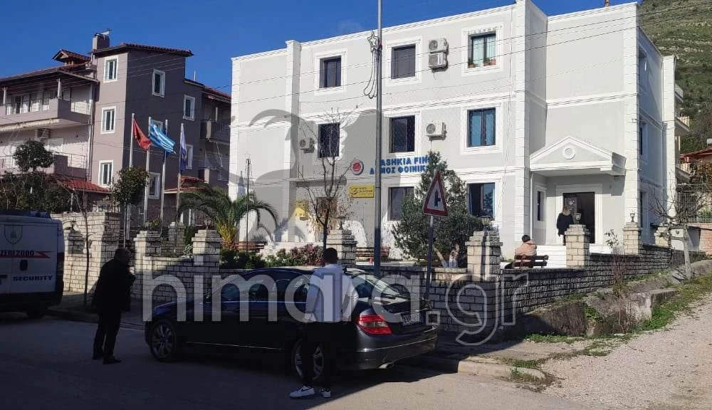 bashkia-finiq Ο Αλβανός ΠτΔ αρνήθηκε να μπει στο δημαρχείο Φοινίκης εξαιτίας... ελληνικής σημαίας