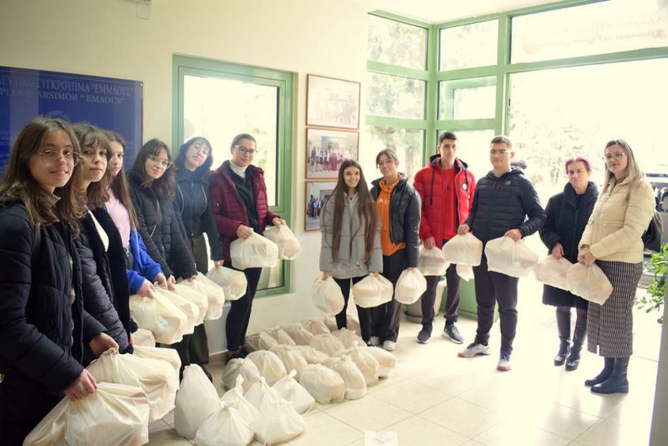 Γεύμα αγάπης προσέφεραν οι νέοι από τη Μητρόπολη Αργυροκάστρου
